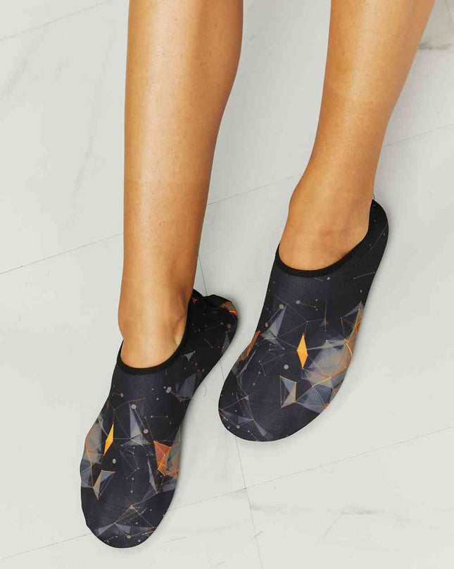 MMshoes On The Shore Water Shoes in Black/Orange