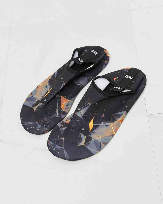 MMshoes On The Shore Water Shoes in Black/Orange