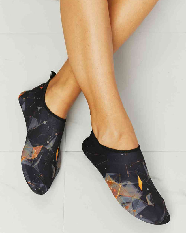 MMshoes On The Shore Water Shoes in Black/Orange